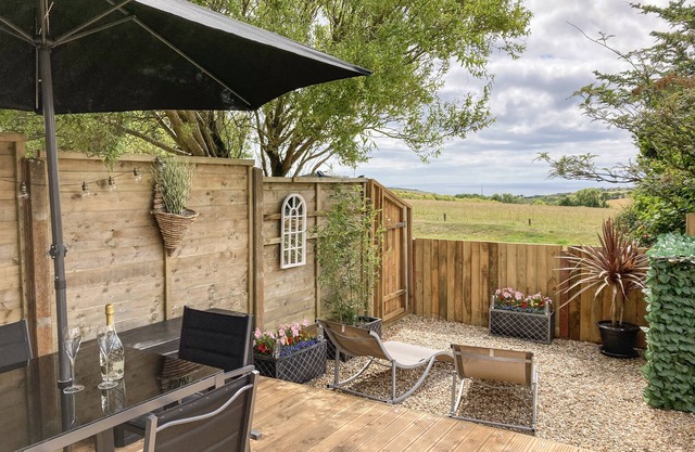 LITTLE HONEYNOOK, pet friendly, with hot tub in Bigbury