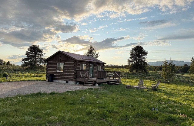 PRAIRIE CABIN🐕PET FRIENDLY WIFI FREE BBQ GRILL⭐️35MIN TO YELLOWSTONE FIRE PIT