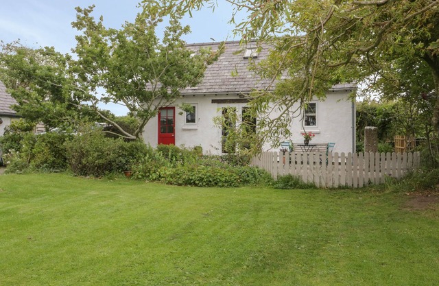 LITTLE HOUSE, pet friendly, with open fire in Red Wharf Bay