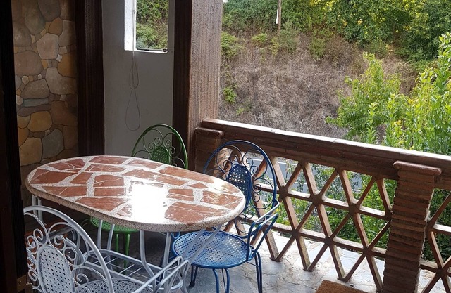 Petite Maison Avec Cheminée Et Terrasse Dans Milieu Naturel