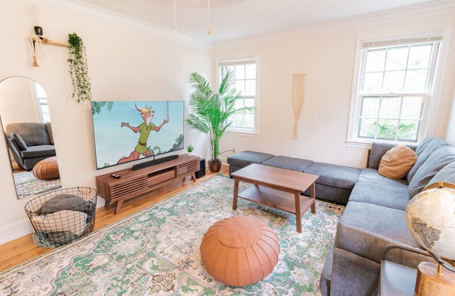 Little Johns Cottage Memphis, Pet-friendly, Parking, Fenced Yard, Quiet Area
