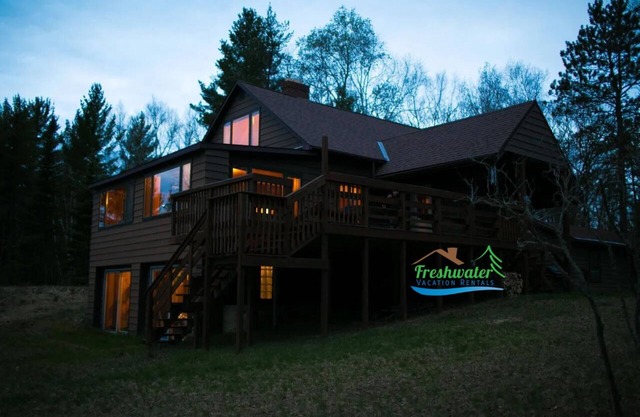 CHALET DU PETIT LAC: OUVERT 2020! 20 minutes de Marquette! Maison privée au bord du lac qui accepte les animaux!