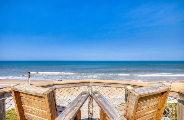 'Little Latitude' Low Tide - Oceanfront Ground Floor Bungalow!