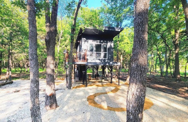 Little Luxe Romantic Treehouse Cabin
