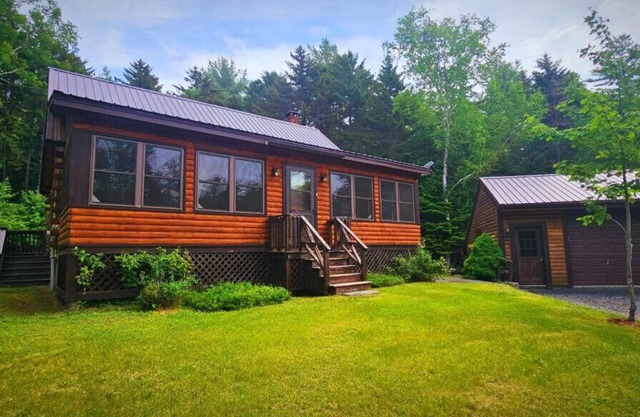 Little Moose Lodge - 5 minute walk to lake, direct snowmobile, ATV.