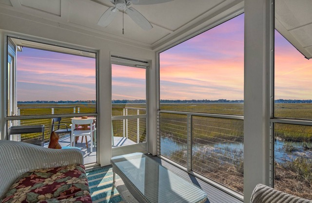 Little Oak Love, Walk to Folly Beach, Beautiful Marsh Views, Balcony & Lanai