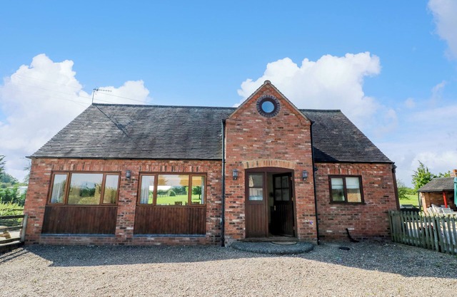 LITTLE OWL BARN, family friendly, with open fire in Upton Snodsbury