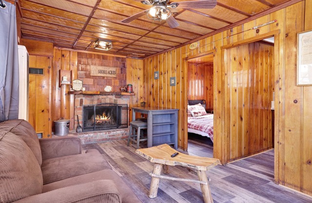 * COTTAGE RESORT COUPLE ~ Promenade au village / lac ~