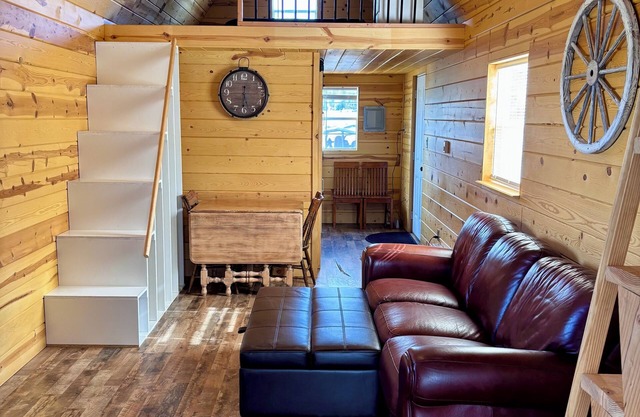 Little Red Cabin with WiFi in Duck Creek Village
