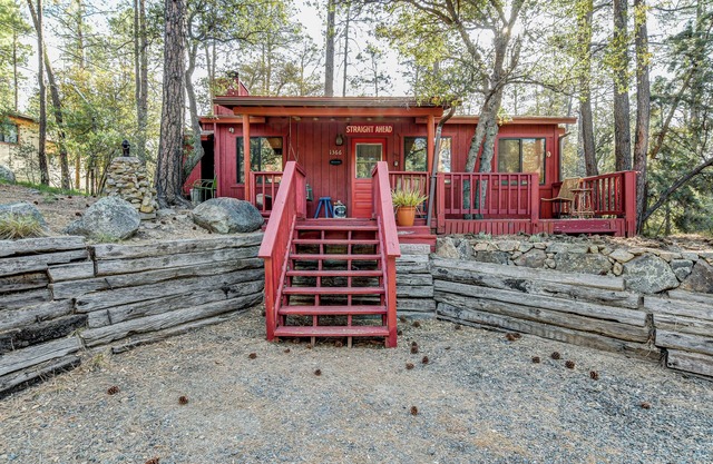 Petite cabane rouge dans les bois