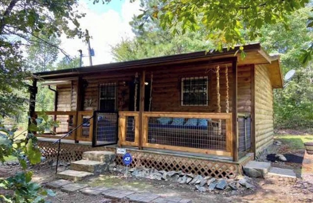 Little River Cabin. At the rim of the Canyon. Quaint, quiet and relaxing.