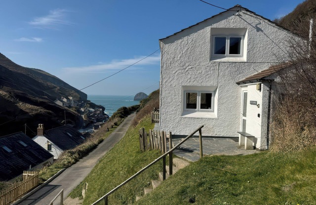 LITTLE RUFFO, pet friendly, country holiday cottage in Tintagel