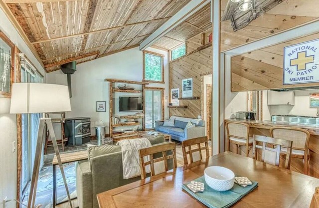Little Ski Lodge-1/1 condo next to the pool & spa!