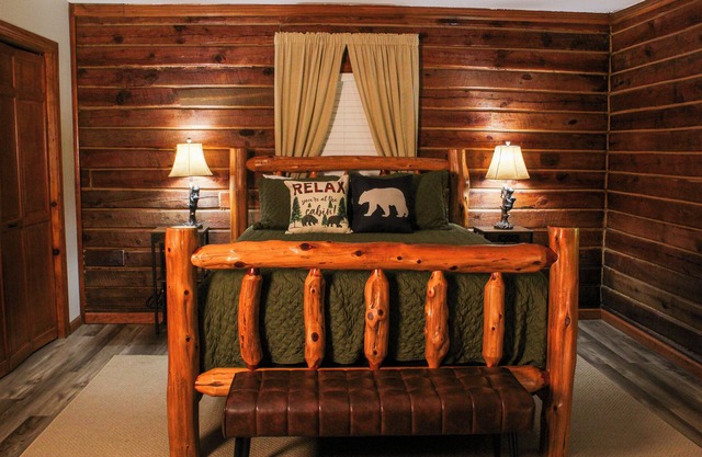 Little Smokies of Ohio Escape Cozy 2 Bedroom Cabin+Private Hot Tub+Starlink WiFi