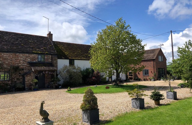LITTLE STABLES COTTAGE, pet friendly, with open fire in Spetisbury