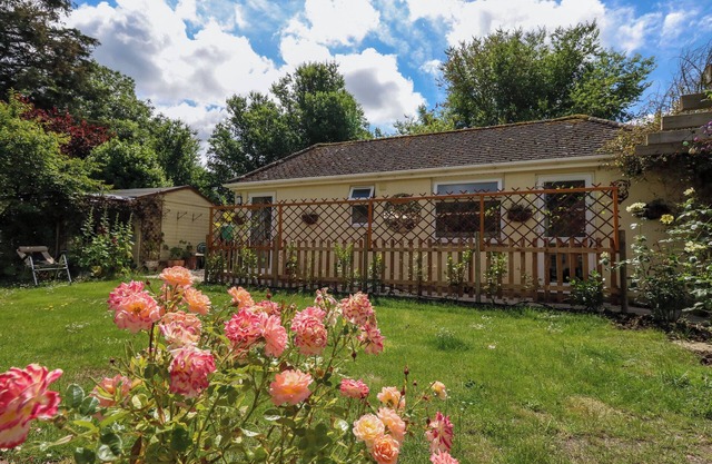 LITTLE TIMBERS, pet friendly, with a garden in Ringwood