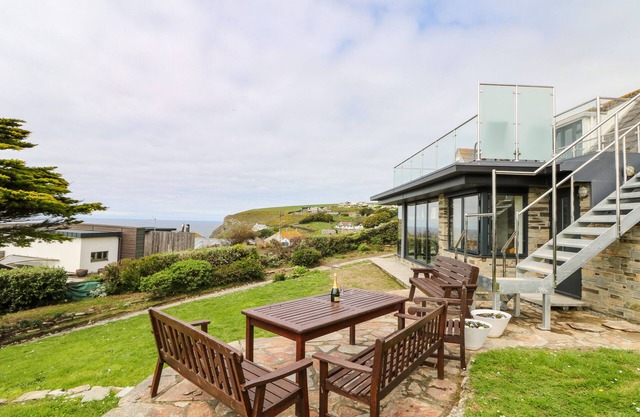 Little Trelawns, MAWGAN PORTH