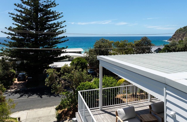 Little Umi beach house with views of Boomerang Beach. Pet friendly