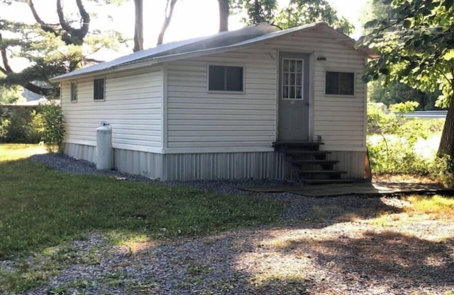Little White Cabin by the river, fishing trails, kayaking, near State Park lake