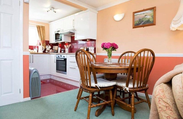 "Little Willows" Bungalow avec vue sur la mer et baie de Widemouth * Piscine intérieure *