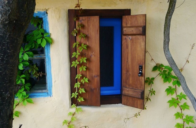 Petite maison jaune avec belle vue sur la mer