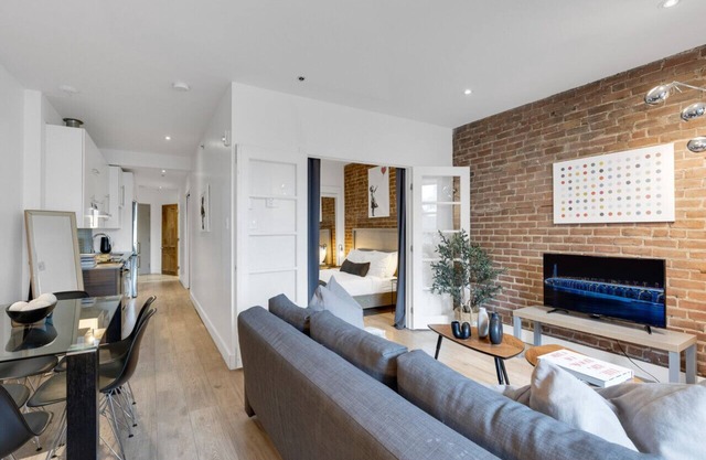 Liv MTL* 55% Off * Downtown 401 Luxurious 2BR Oasis | Relaxed Getaway + Spacious + Office + Pets Stay Free!
