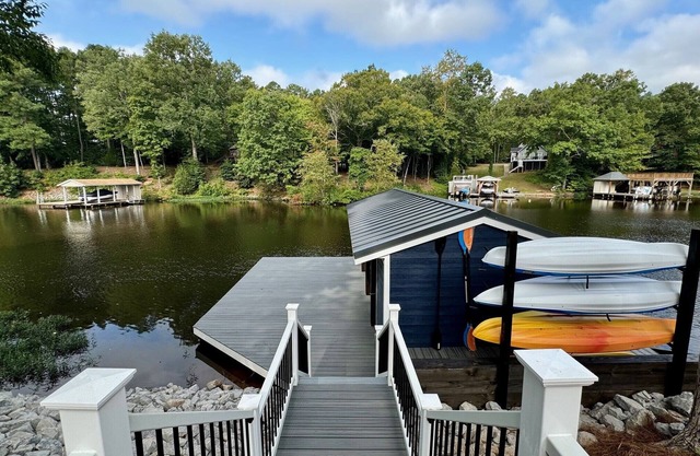 Live Edge Lodge! Last Wkd in May & 1st Wkd in June AVAILABLE! 7 Bds, 7 Baths!
