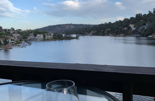 Live, Love, LAKEFRONT à la maison sur Tulloch. FUN Lil ’ReTreat!