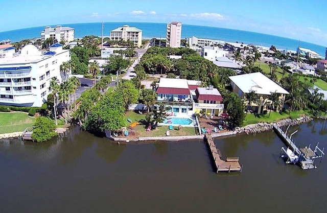 Vivez comme au paradis directement sur la rivière Banana avec piscine à 150 m de la plage