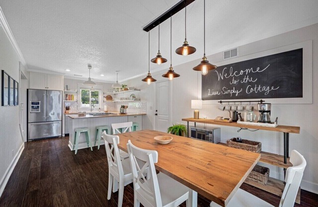 Live Simply Cottage: Spacious 4-Bedroom Home in Clearwater
