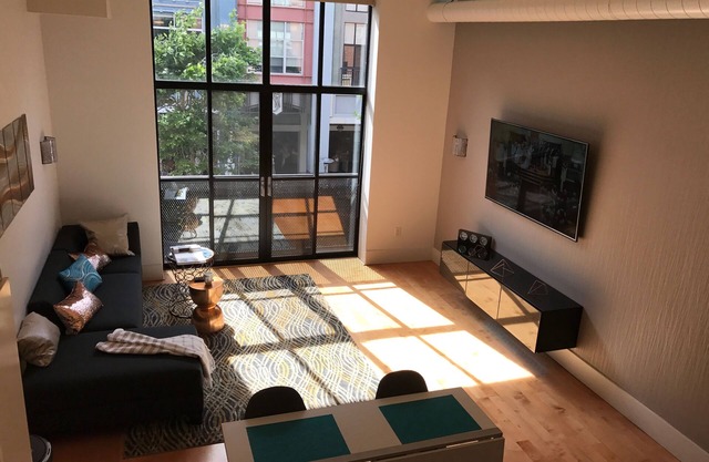 Loft Santana Row animé à droite sur la bande SR principale