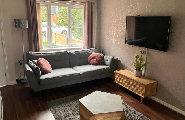 Liverpool airport stay over 3 bedroom house short & long term rent
