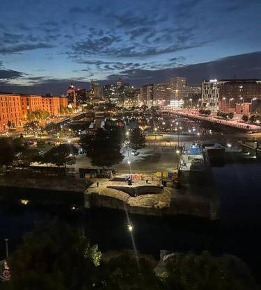 Liverpool City Centre Apartment with view