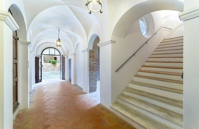Vivre dans un ancien bâtiment dans le village historique de Mondavio