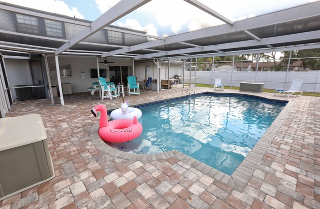 Vivre grand! 5br / 3ba, piscine chauffée, spa, grill, stationnement VR, accès rampe bateau