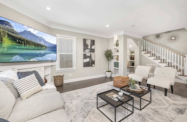 Living Large Uptown - stylish with open great room