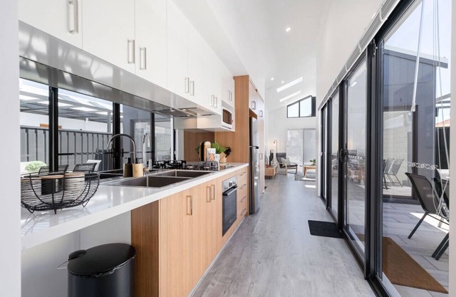 Living luxe in Yokine! King bed & free parking!