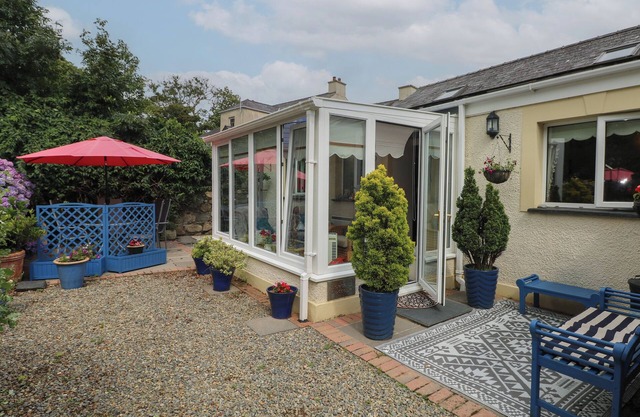LLAETHDY COTTAGE, pet friendly, with a garden in Letterston