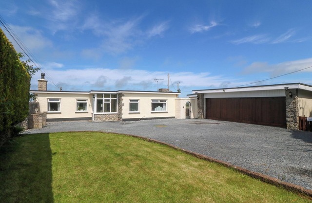 LLAIN DELYN, pet friendly, character holiday cottage in Malltraeth