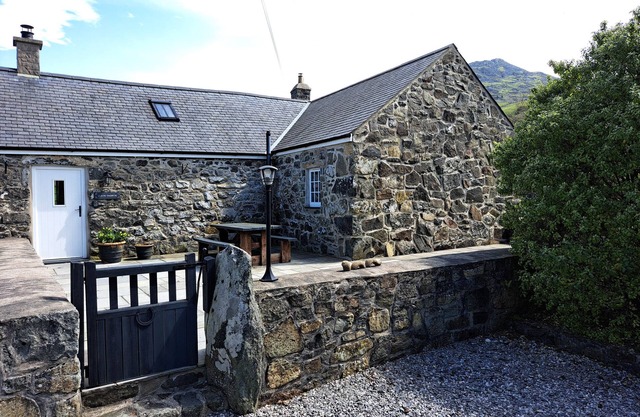 LLAIN FADARN, pet friendly, character holiday cottage in Nefyn