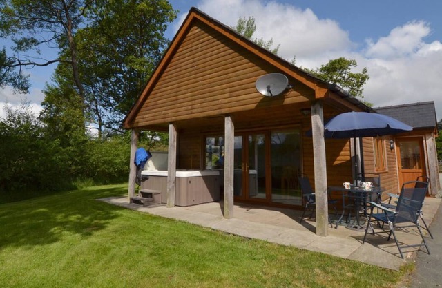 Ce lodge de qualité avec bain à remous offre une solitude, une vue sur la campagne et un intérieur confortable