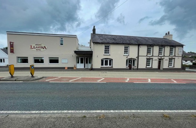 Llanina Arms