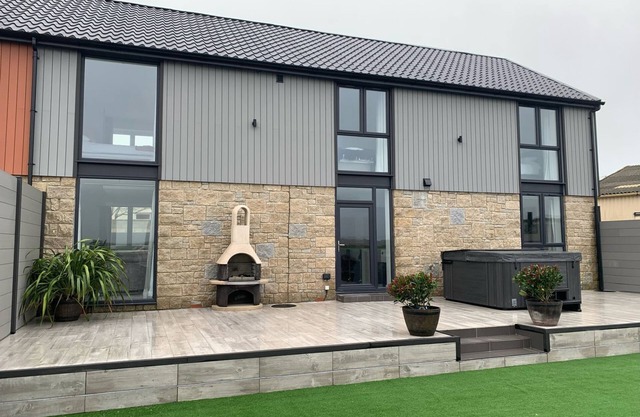 LLAWNROC, pet friendly, with pool in Mullion