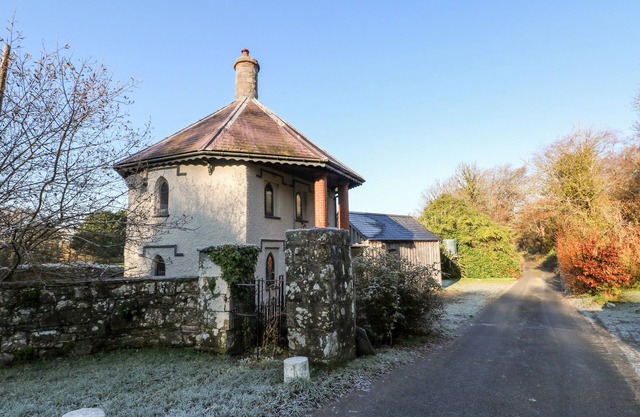 LLWYNGWAIR LODGE, pet friendly in Newport, Pembrokeshire