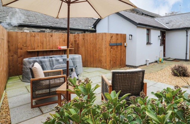 LLYGAD Y DYDD, romantic, with hot tub in Bow Street, Wales