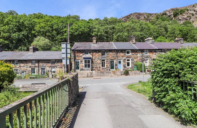 LLYS EMRYS, pet friendly, character holiday cottage in Beddgelert