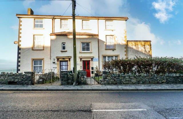LLYS MADOC, BASEMENT APARTMENT, pet friendly in Penmaenmawr