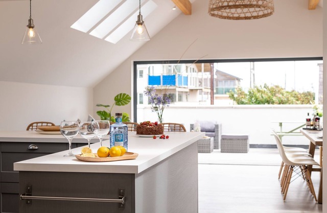 Llys Y Celeste: 5 bedroom pet-friendly holiday home in Rhosneigr