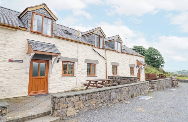 LLYS-Y-WENNOL, pet friendly, character holiday cottage in Penmachno