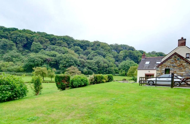 Cette jolie maison individuelle sur deux niveaux est située dans la vallée de Gwaun, à environ 5 km de